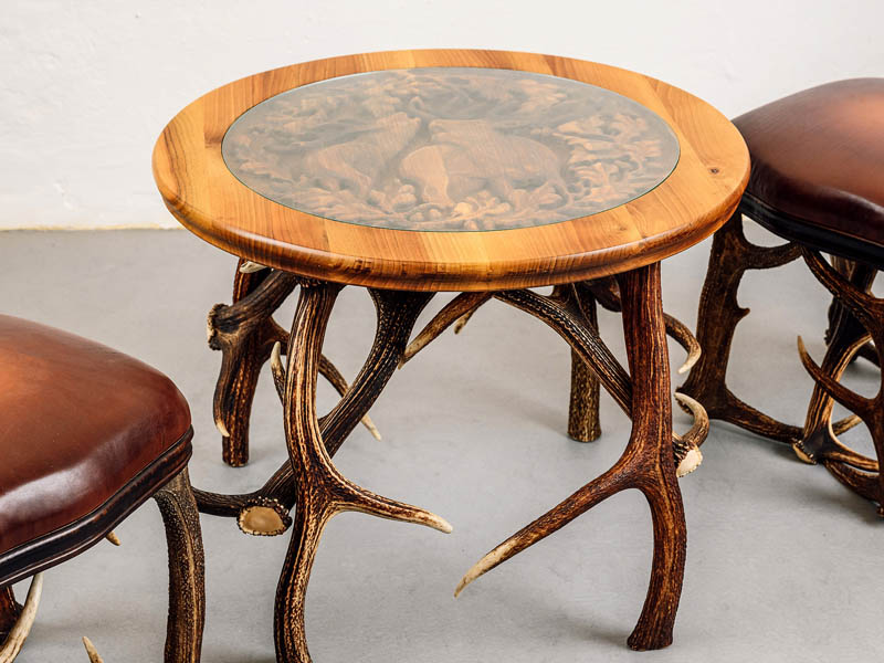 Okrúhly stôl - motív jeleň