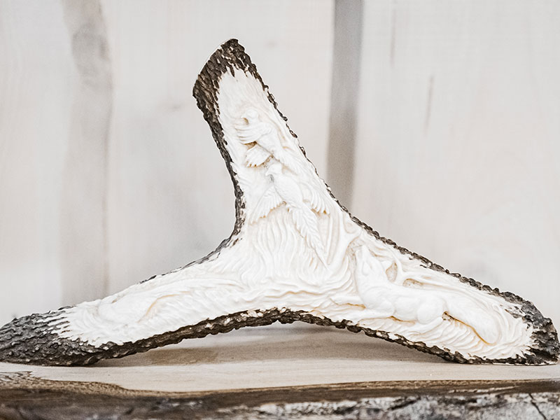 Rezba v jeleňom parohu - Líška a bažant