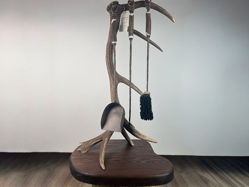 Stojan na krbové náradie z parožia